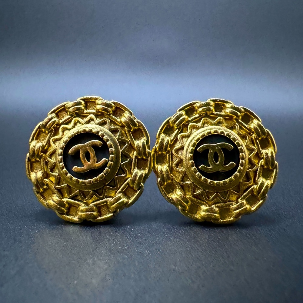 LOT 940 24K gold plated black enamel Chanel vintage clip on earrings